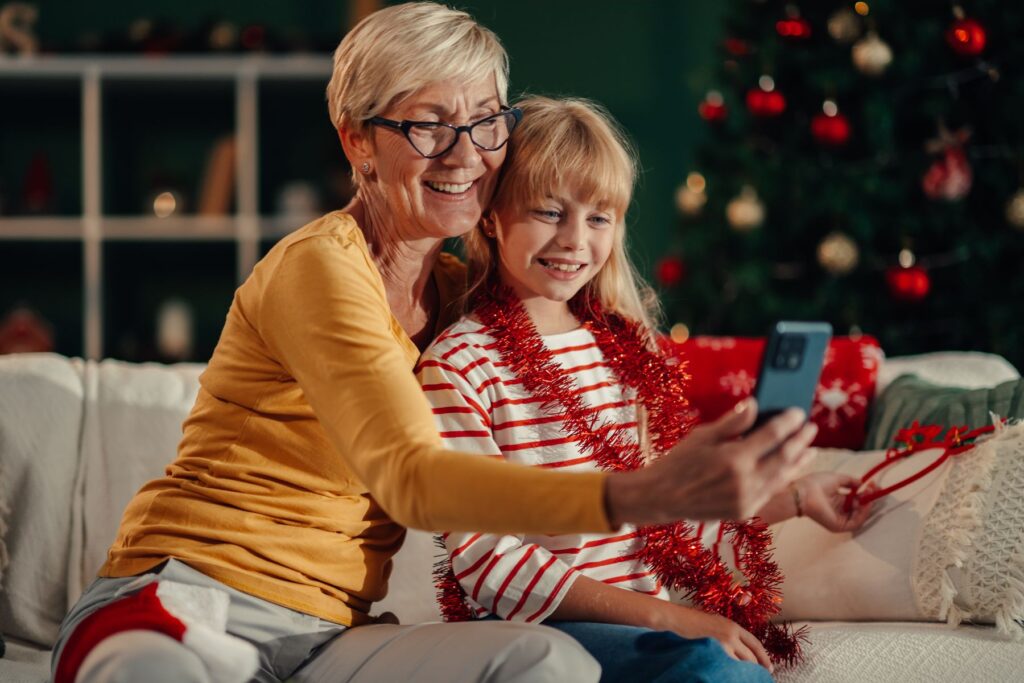 senior faisant un appel vidéo à Noël