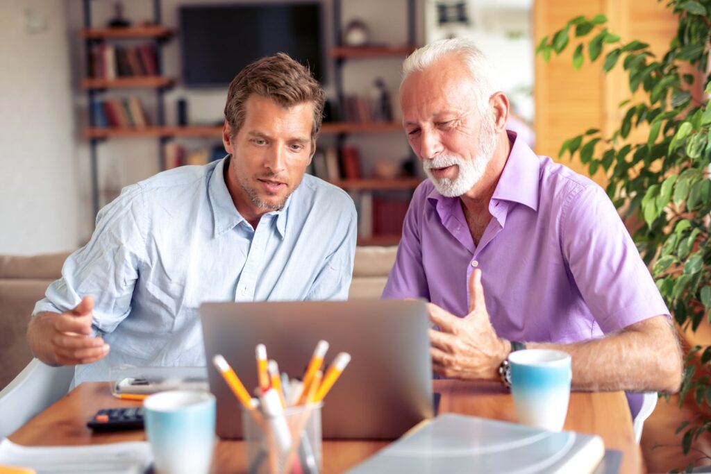 senior suivant un atelier intergénérationnel en entreprise