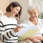 Hébergement chez l’habitant pour personne âgée aides possibles… et 3 limites légales à connaître avant de signer