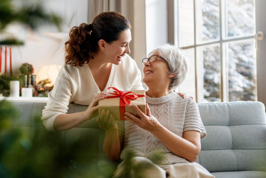 senior en EHPAD recevant un cadeau