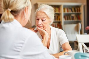 Signe d’une dépression ou syndrome de glissement ? Les différences que les familles ignorent