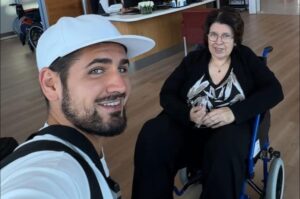 À 33 ans, il a tout quitté pour s’occuper de sa maman : voici l’histoire bouleversante de Théo, aidant sur les réseaux