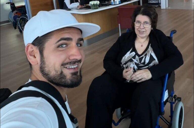 aidant sur les réseaux sociaux