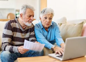 ASH et habilitation familiale lors d'un placement en EHPAD : qui peut déposer le dossier, quels justificatifs et comment éviter un blocage ?