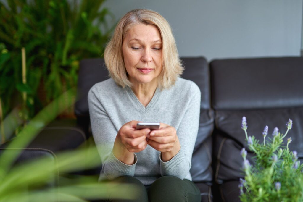 senior ayant des difficultés à utiliser l'application carte vitale sur son téléphone