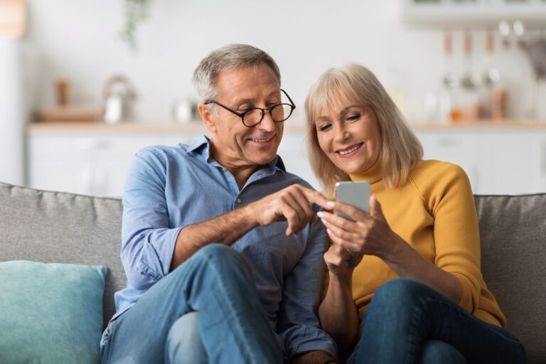 Carte Vitale sur smartphone pratique… mais voici ce qui coince souvent chez les seniors (et comment s’en sortir)