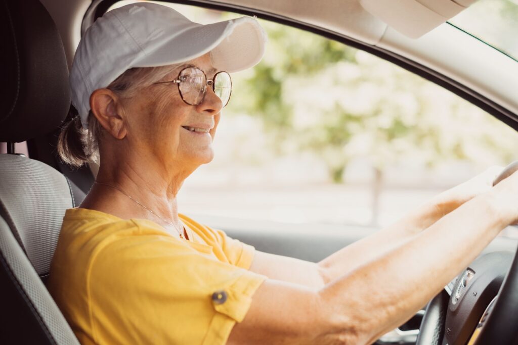 senior prudente au volant ayant des signes d'Alzheimer