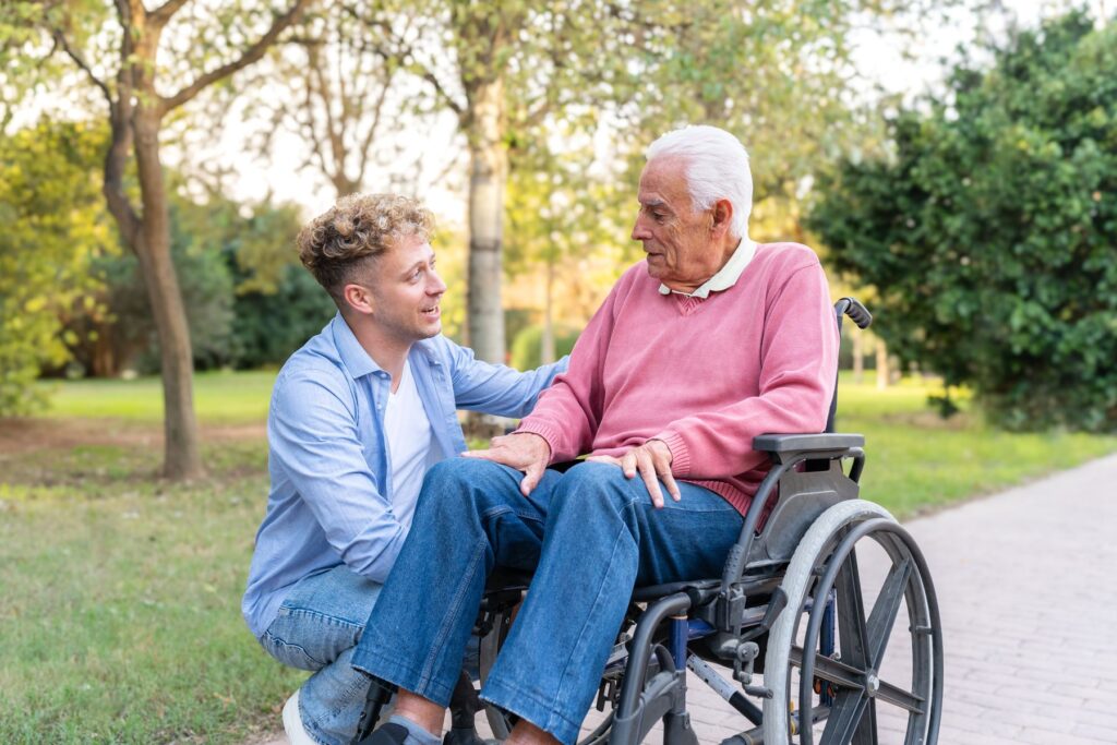senior atteint de la maladie d'Alzheimer avec un aidant