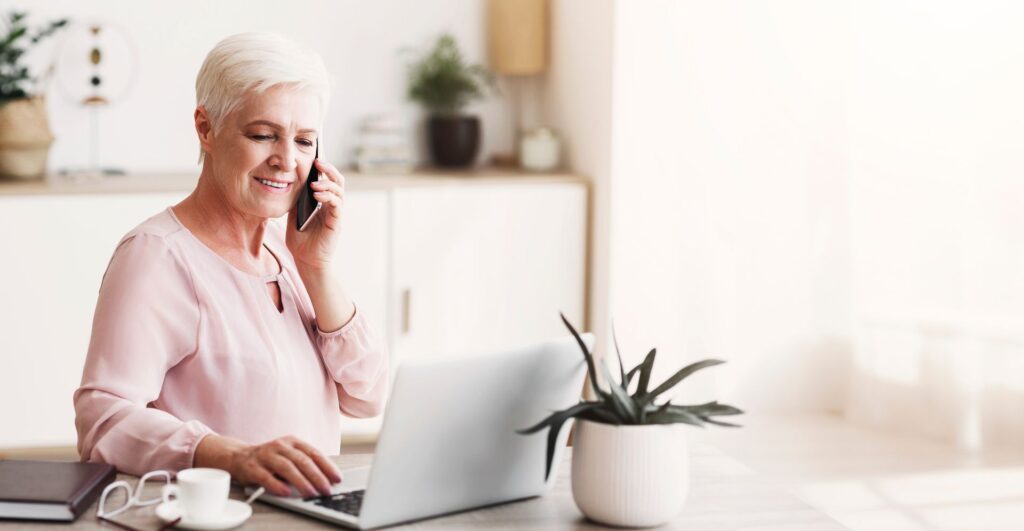 senior appelant un installateur de douche senior