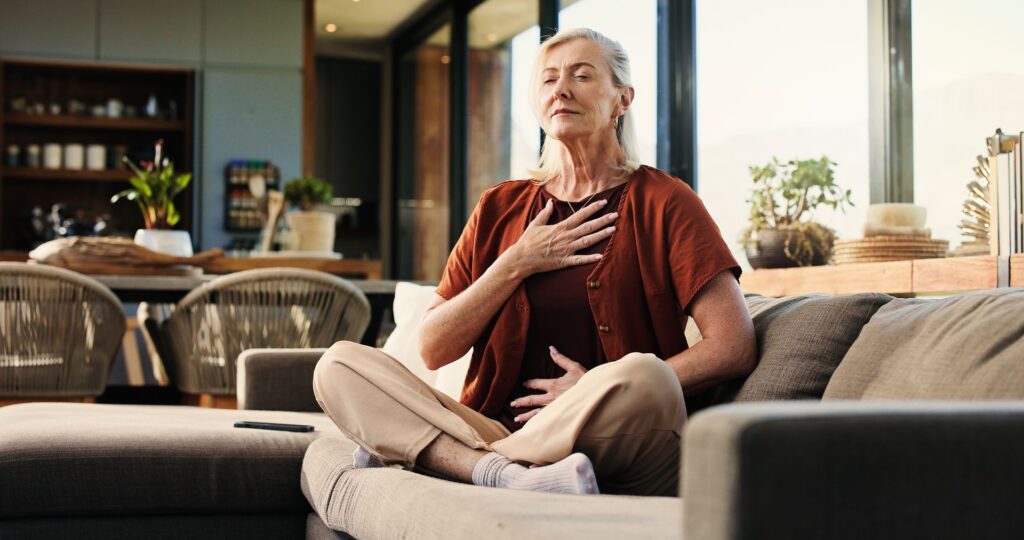 senior faisant des exercices de respiration pour diminuer son stress
