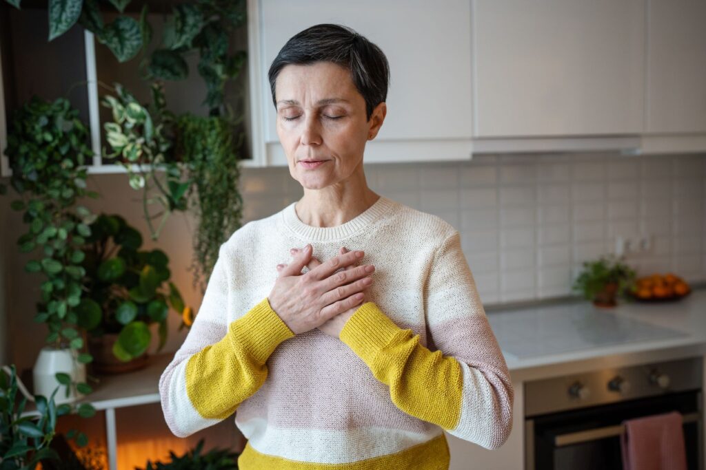 senior pratiquant la cohérence cardiaque pour diminuer sa tension