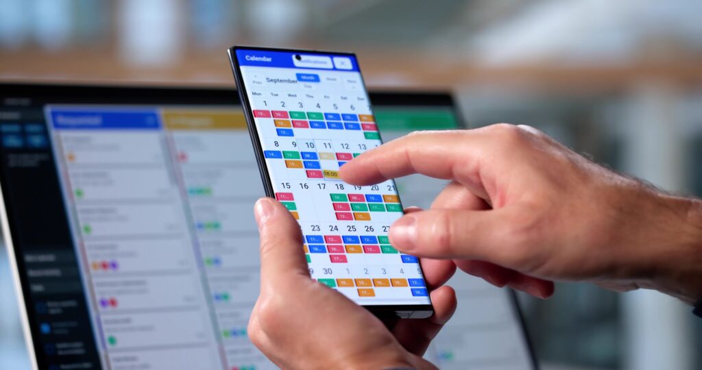 senior utilisant un calendrier électronique pour éviter les oublis quotidiens