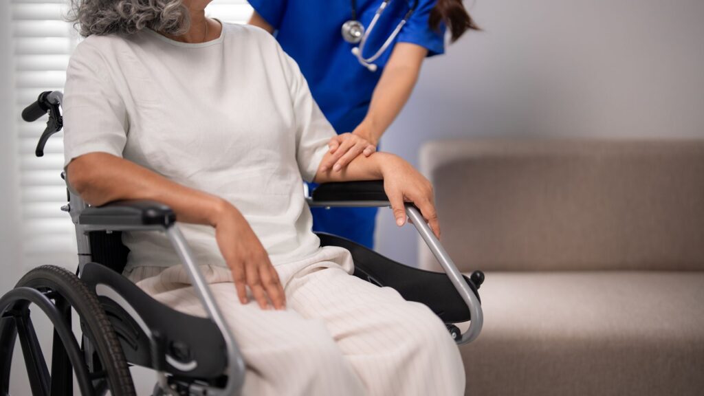 senior laissé tout seul sans accompagnement en EHPAD