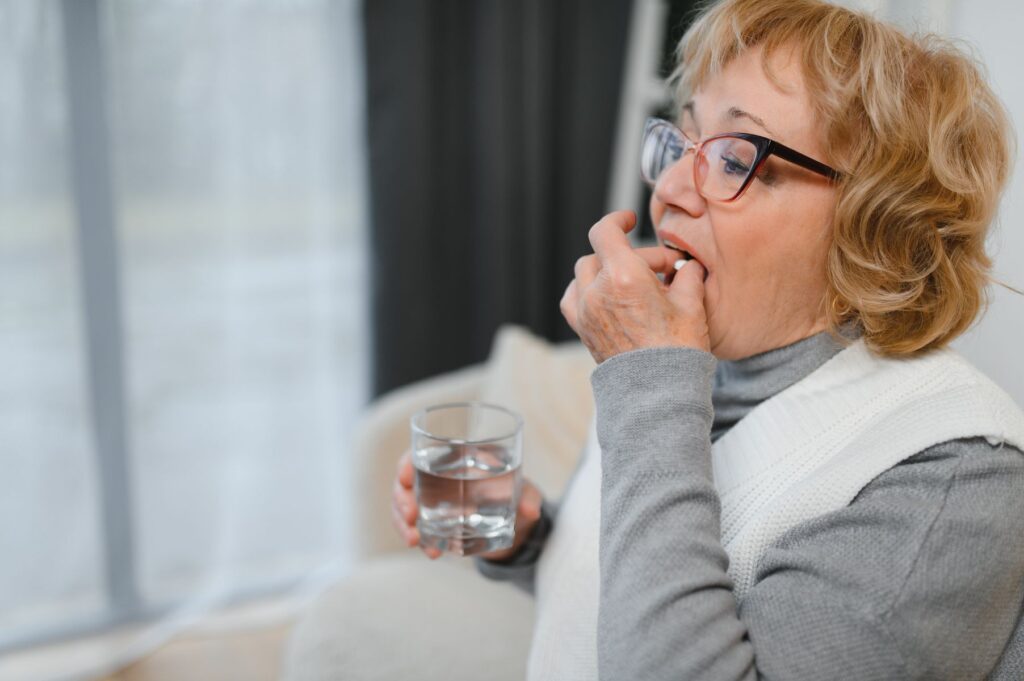 senior oubliant de prendre ses médicaments à cause d'un début de démence
