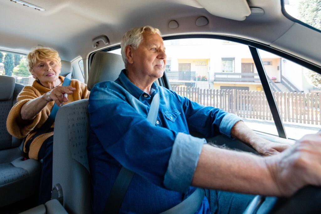 seniors utilisant les transports solidaires pour se déplacer au quotidien