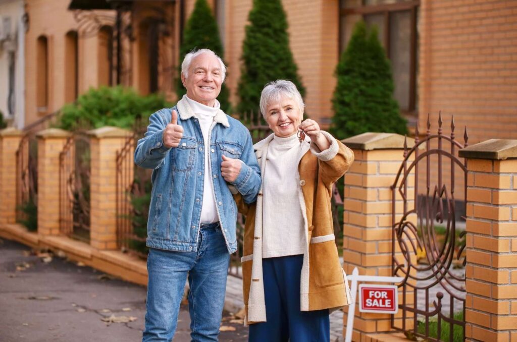 seniors décidant d'acheter une maison en village senior