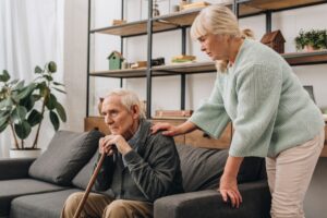 Quand le dialogue s’efface : voici comment comprendre un proche Alzheimer au langage incompréhensible et encourager la communication