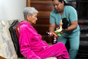 Alzheimer : faut-il donner une poupée, bebe reborn ou une peluche à son parent ?