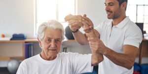 Comment l'activité physique adaptée permet aux seniors de rester autonomes à domicile ?