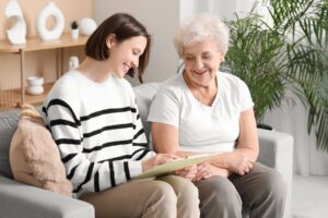 Entrée en EHPAD : faut-il garder sa mutuelle ou est-ce une dépense inutile ?