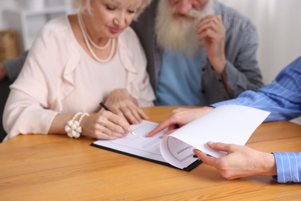 seniors de plus de 70 ans faisant une donation