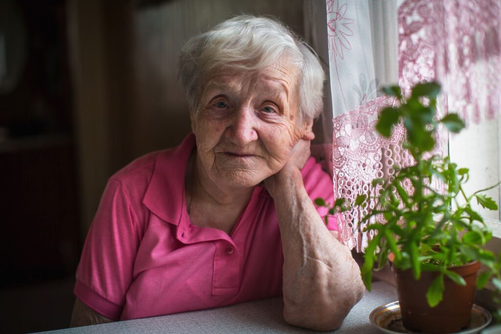 senior isolée à cause de la maladie de parkinson