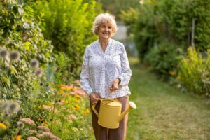 Pourquoi les seniors délaissent l’appartement pour la maison de plain-pied avec jardin ?