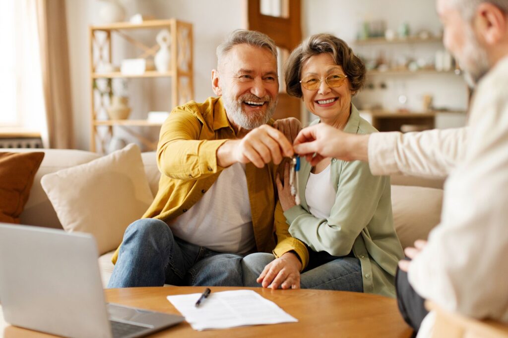 Seniors qui mettent leur logement en location pour financer un EHPAD