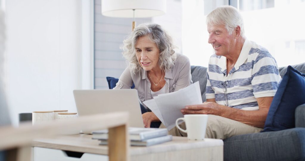 Seniors qui se renseignent sur les prix mensuels en résidence senior