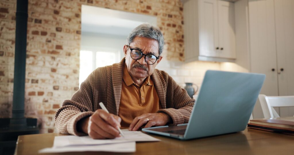 Senior qui fait les démarches pour demander APL et ASPA ensemble