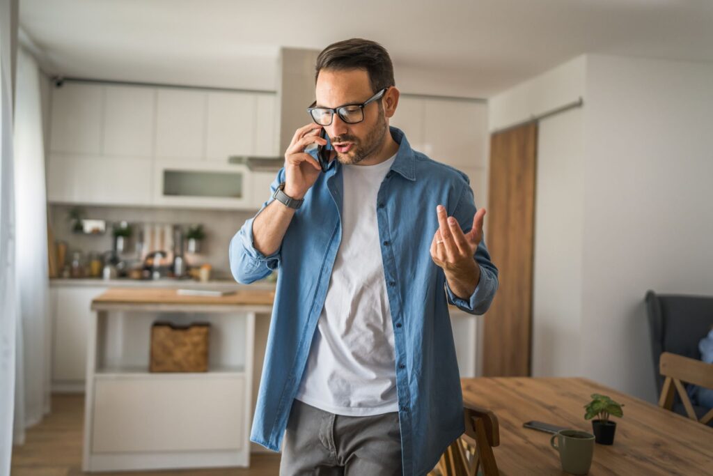 Aidant qui demande au personnel ou au SAMU des détails sur la chute de sa mère