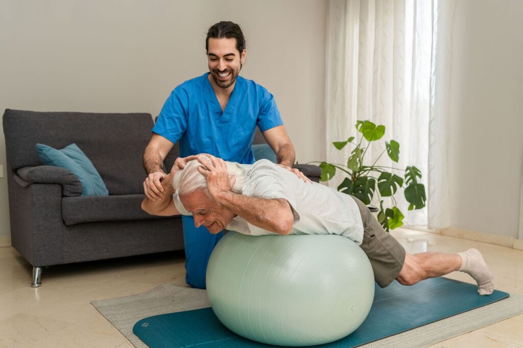 Senior qui fait un programme formel de réadaptation cardiaque