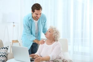 Téléalarme pour personne âgée : mieux vaut prévenir que guérir, mais pas à n’importe quel prix, voici comment choisir intelligemment