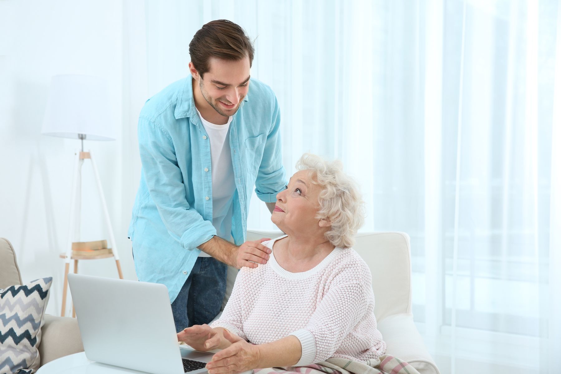 Téléalarme pour personne âgée : mieux vaut prévenir que guérir, mais pas à n’importe quel prix, voici comment choisir intelligemment