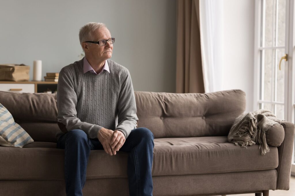 Senior seul et isolé chez lui