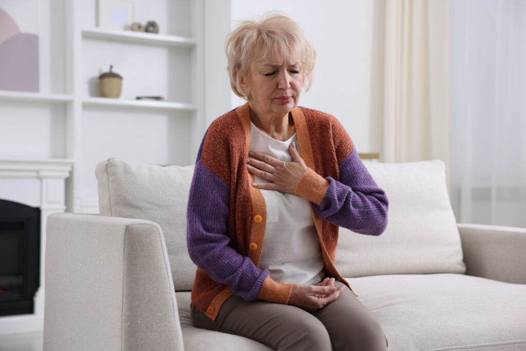 Senior qui a un essoufflement croissant qui vient d'une insuffisance cardiaque