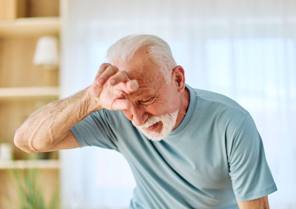 Senior qui fait fasse à un essoufflement lors l'effort en plus des chevilles gonflées