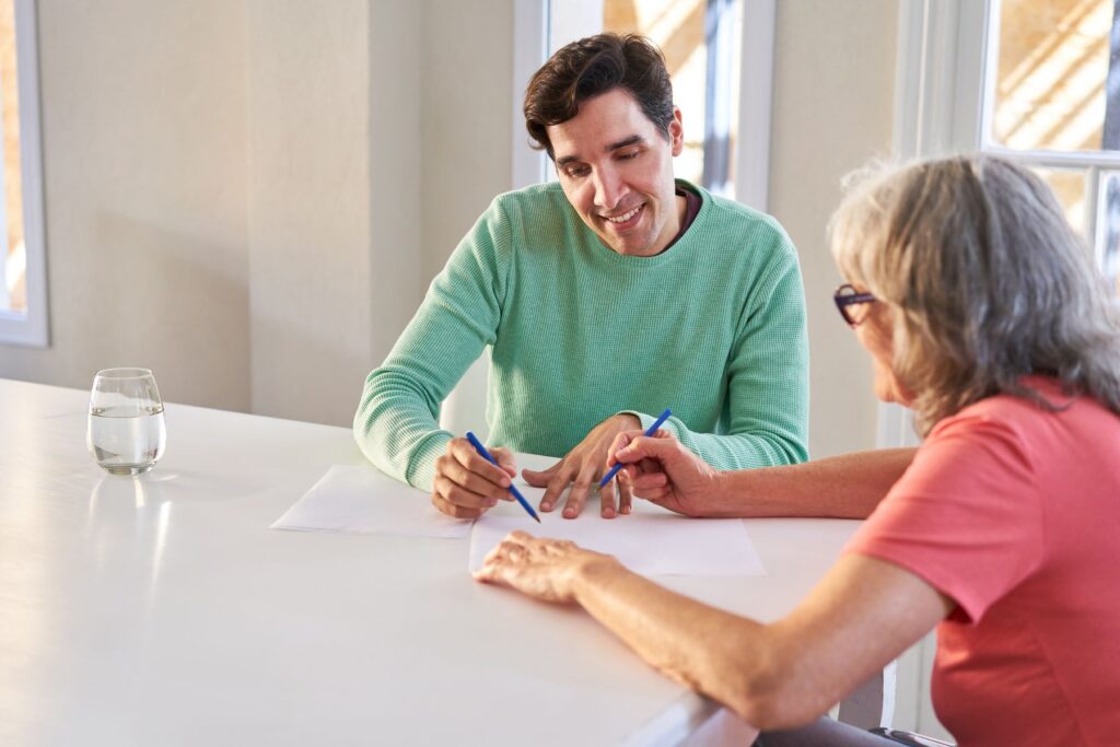 Enfant qui aide sa mère à financer son EHPAD