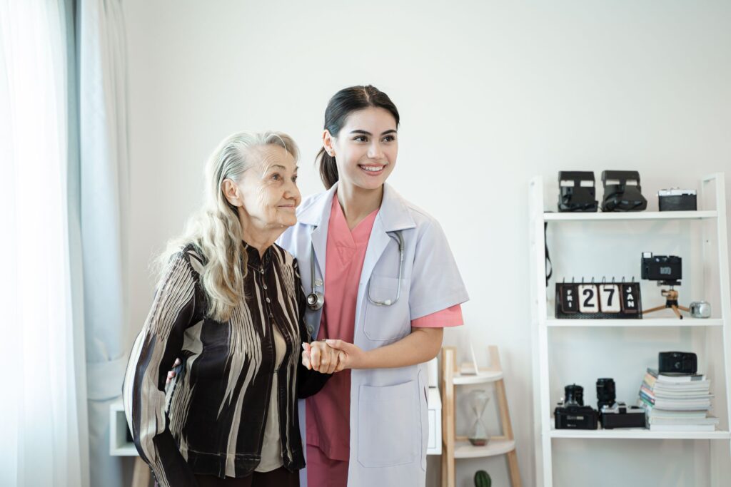 Senior qui s'acclimate par étapes à l'accueil de jour