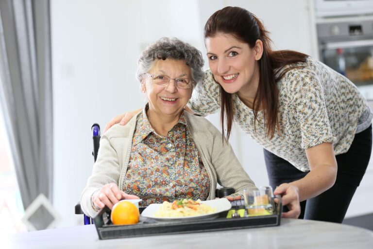 EHPAD : aide au repas pour une personne âgée Alzheimer, comment ça se passe vraiment ?