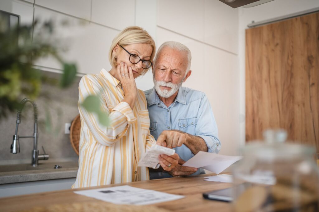 Senior qui se tourne vers sa conjointe pour financer son hébergement en EHPAD