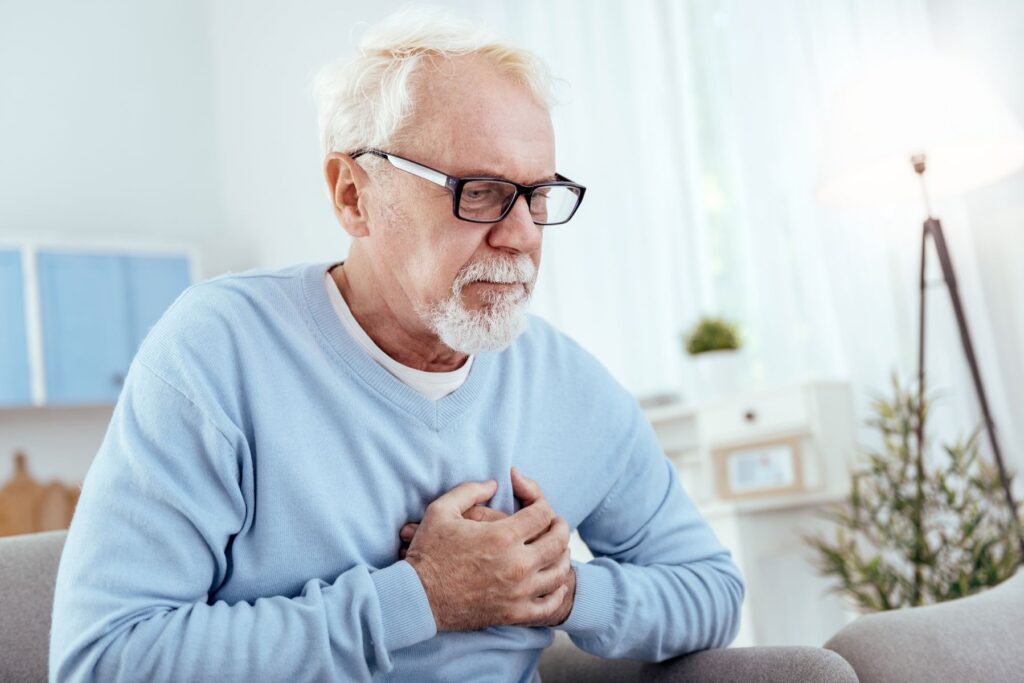 senior avec des palpitations cardiaques