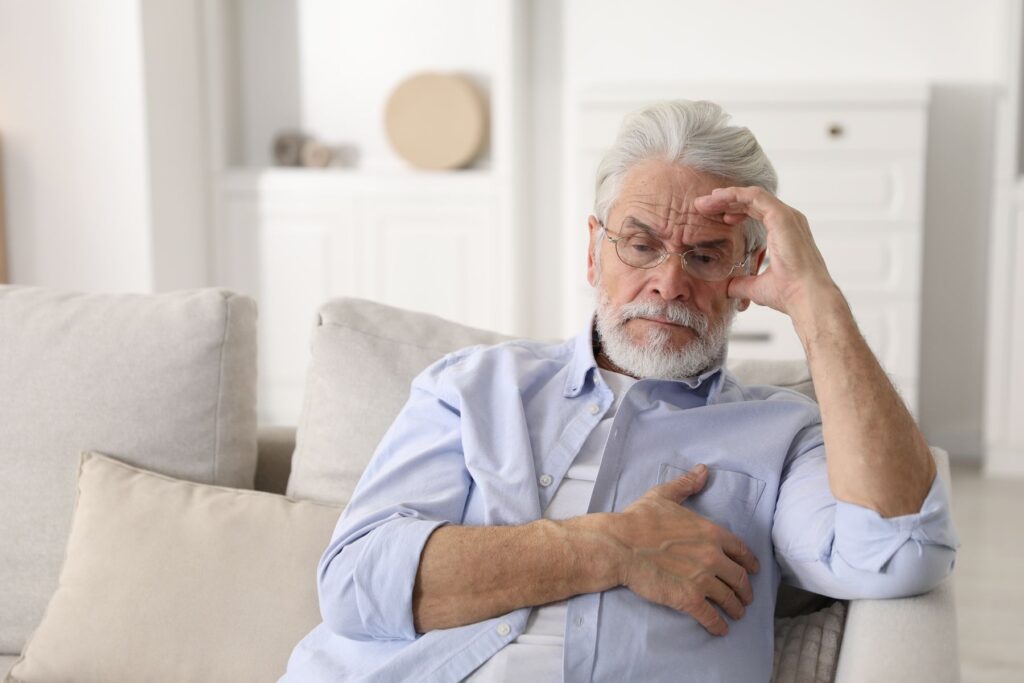 senior avec des signes d'alerte d'une insuffisance cardiaque stade 3