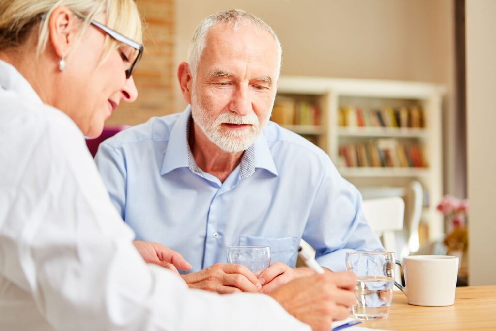 senior de 60 ans découvrant s'il est éligible à l'apa en ehpad