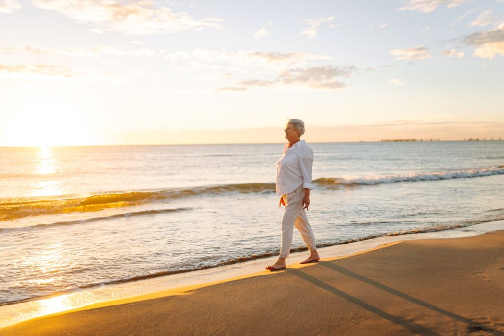 Senior qui se balade dans le Sud de le France