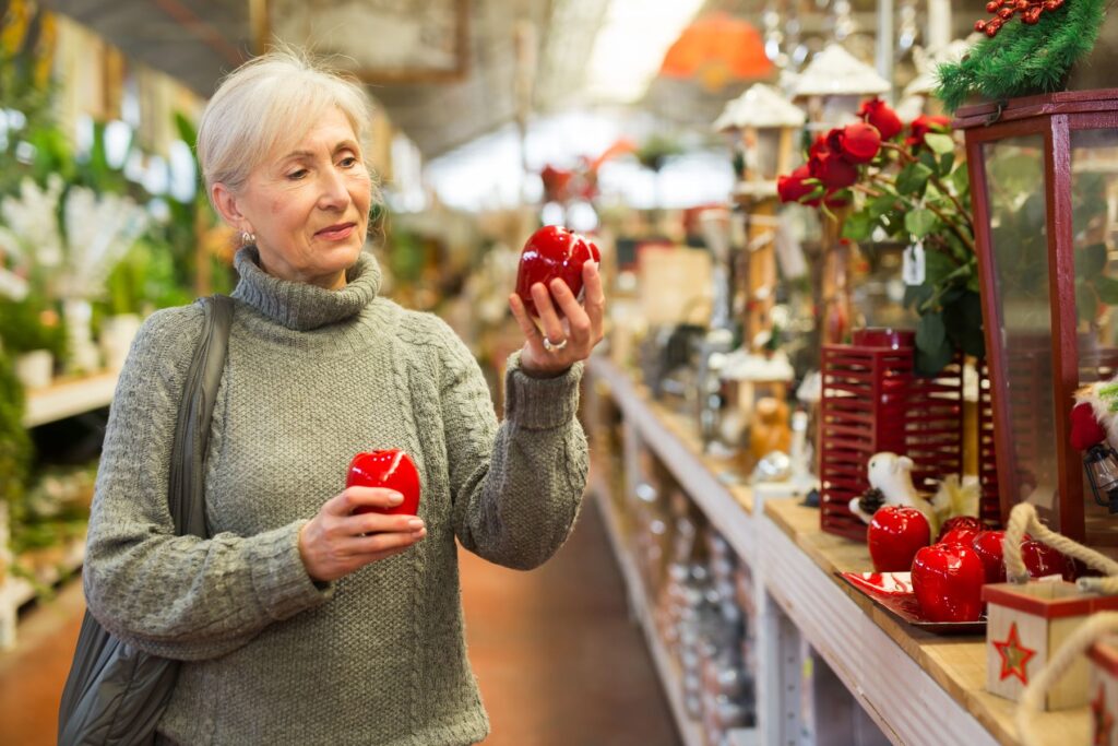 Senior qui profite des marchés de Noël de l'Est de la France