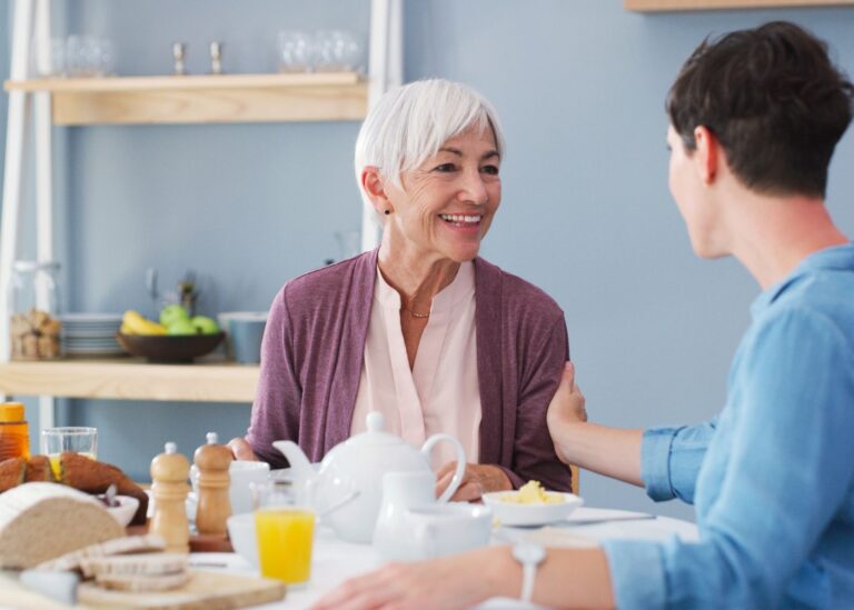 Aide à domicile pourquoi certains seniors vont payer jusqu’à 15 % de plus en 2026 (et comment éviter la hausse)