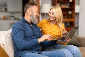 Aide pour une personne Alzheimer : solutions concrètes, coûts et limites en 2026