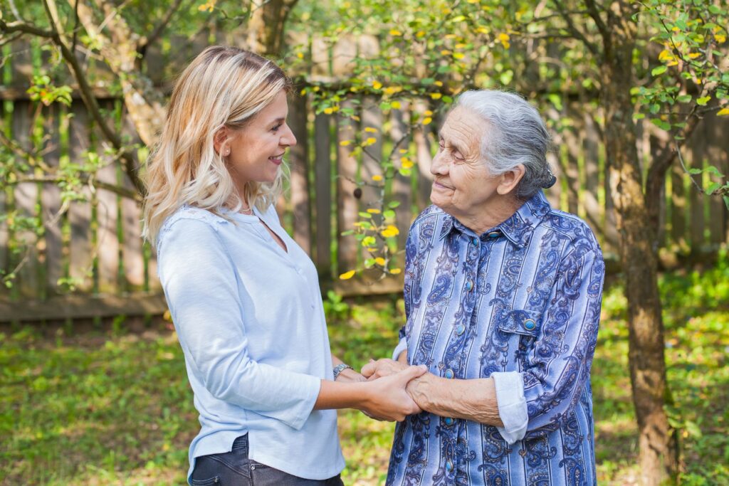 senior adaptant son discours avec une personne Alzheimer