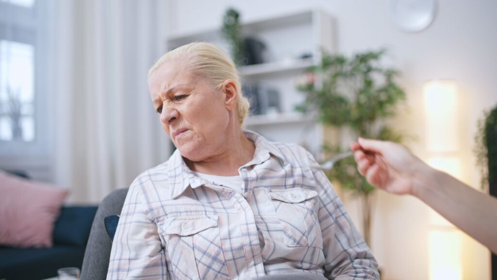 senior présentant des signes de dénutrition